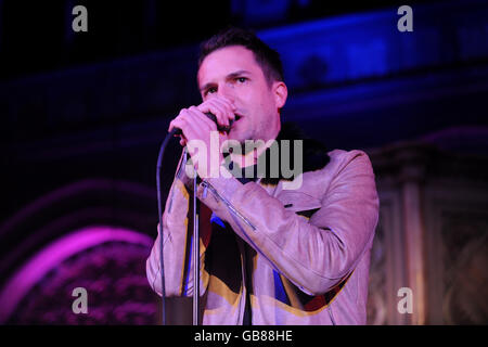 Brandon Flowers of the Killers si esibisce nella notte di apertura delle sessioni MENCAP Little Noise presso la Union Chapel nel nord di Londra. Foto Stock