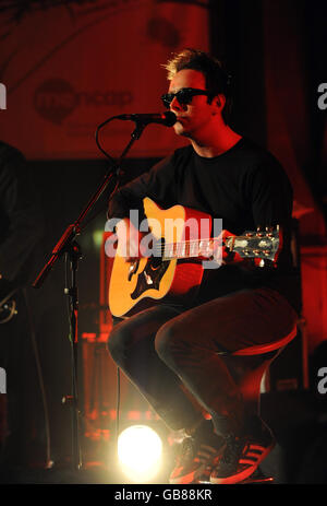 James Allan di Glasvegas si esibisce nella notte di apertura delle sessioni MENCAP Little Noise presso la Union Chapel nel nord di Londra. Foto Stock