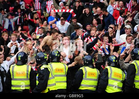 Calcio - Barclays Premier League - Sunderland / Newcastle United - Stadio di luce. Gli stewards controllano i ventilatori di Sunderland Foto Stock