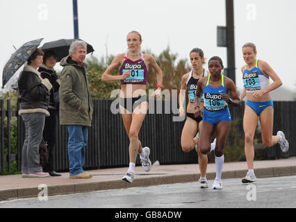 La Gran Bretagna Paula Radcliffe conduce nelle prime fasi di Il Bupa Great South Run Foto Stock