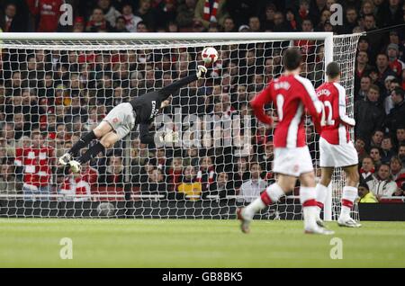 Calcio - Barclays Premier League - Arsenal v Tottenham Hotspur - Emirates Stadium. David Bentley di Tottenham Hotspur (fuori dalla foto) segna l'obiettivo di apertura. Foto Stock