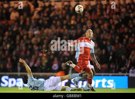 Calcio - Barclays Premier League - Middlesbrough / Manchester City - Riverside Stadium. Didier Digard di Middlesbrough e Tal ben-Haim di Manchester City combattono per la palla Foto Stock