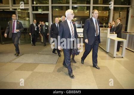 Il Cancelliere Alistair Darling (centro) arriva alla Cass Business School per tenere la conferenza annuale Mais nella City di Londra. Foto Stock