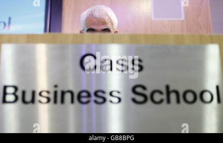 Il Cancelliere Alistair Darling tiene la lezione annuale di Mais alla Cass Business School nella città di Londra. Foto Stock