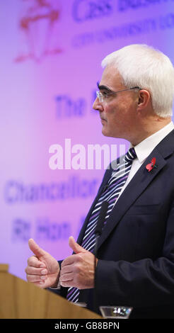 Il Cancelliere Alistair Darling tiene la lezione annuale di Mais alla Cass Business School nella città di Londra. Foto Stock