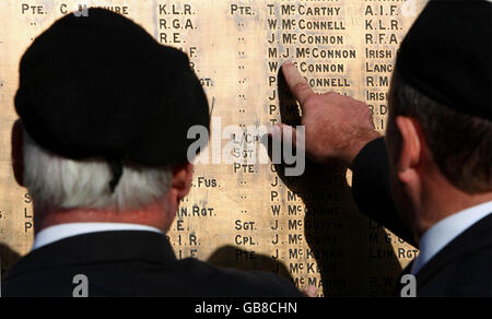 I membri della Legione Britannica reale di Whiteabbey durante un servizio commemorativo al memoriale di guerra nella città di Drogheda per commemorare i soldati caduti sia dal nord che dal sud del confine. Foto Stock