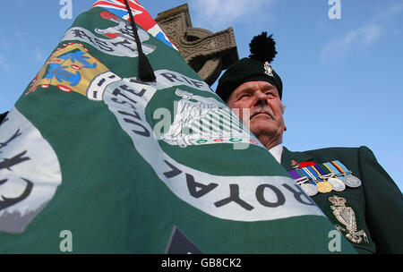 Michael Rolly del reggimento reale dell'Ulster un servizio commemorativo al memoriale di guerra nella città di Drogheda per commemorare i soldati caduti sia dal nord che dal sud del confine. Foto Stock