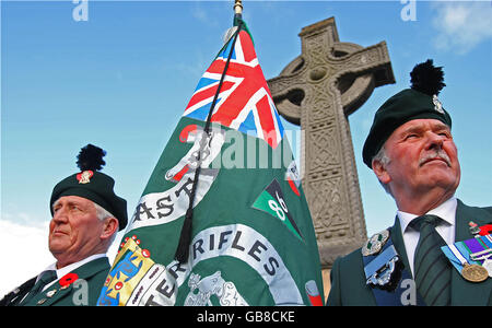 I veterani (da sinistra a destra) Jim Bowman e Michael Rolly al Memoriale di guerra nella città di Drogheda per commemorare i soldati caduti sia dal nord che dal sud del confine. Foto Stock