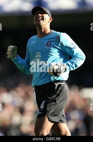 Calcio - Barclays Premier League - Everton v Fulham - Goodison Park. Tim Howard, portiere di Everton, festeggia il primo goal dopo che il compagno di squadra Louis Saha Foto Stock