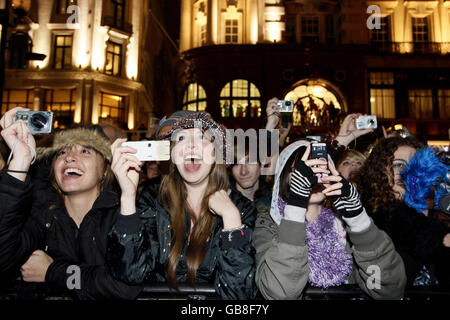 Una grande folla guarda McFly cambiare le luci di Natale di Regent Street nel West End di Londra Foto Stock