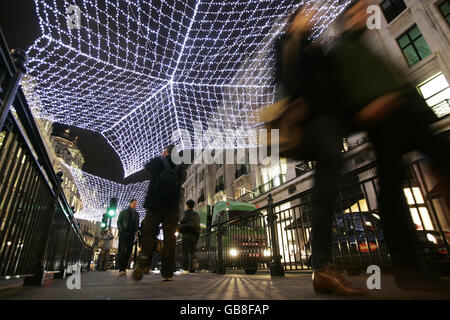 McFly Switch su Regent Street Christmas Lights - Londra. Le luci di Natale di Regent Street nel West End di Londra dopo che McFly li ha accesi. Foto Stock