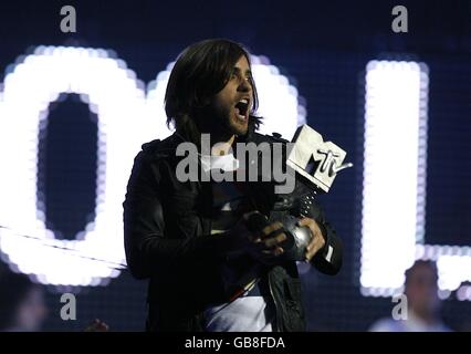 Jared Leto di 30 secondi a Marte con il loro premio Rock out sul palco durante i MTV Europe Music Video Awards 2008 all'Echo Arena di Liverpool. Foto Stock