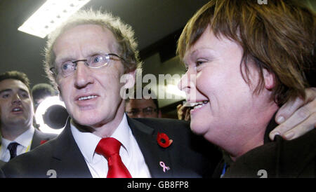 Il candidato del lavoro Lindsay Roy e sua moglie Irene, celebrano la vittoria della Glenrothes by-election al Fife Institute di Glenrothes. Foto Stock