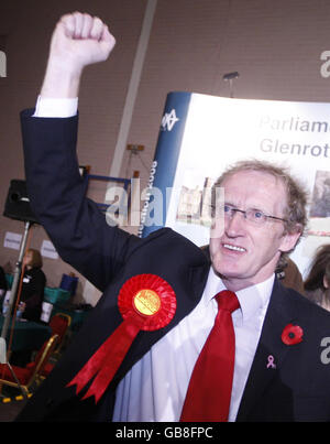 Il candidato del lavoro Lindsay Roy celebra la vittoria della by-elezione di Glenrothes al Fife Institute di Glenrothes. Foto Stock