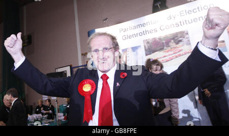 Il candidato del lavoro Lindsay Roy celebra la vittoria della by-elezione di Glenrothes al Fife Institute di Glenrothes. Foto Stock