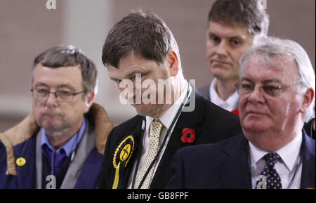 Il candidato SNP Peter Grant (centro) con il candidato liberaldemocratico Harry Wills (destra) durante il conteggio dei voti per la by-elezione di Glenrothes all'istituto di Fife a Glenrothes. Foto Stock