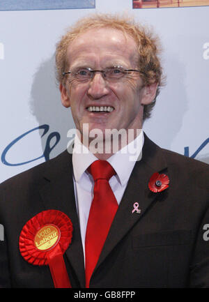 Il candidato del lavoro Lindsay Roy celebra la vittoria della by-elezione di Glenrothes al Fife Institute di Glenrothes. Foto Stock