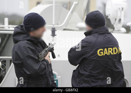 Arbed Gardai sicuro Castletown Bere Pier in Co. Cork in attesa dell'arrivo dello yacht di lusso 'Dances with Waves' che è stato sequestrato al largo della costa occidentale dell'Irlanda, ieri portando un enorme raggio di cocaina. Foto Stock