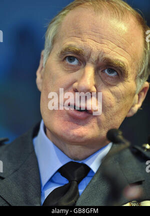 Il maresciallo capo dell'aria Sir Jock Stirrup, capo dello staff della Difesa, parla alla conferenza della Società degli Editori, Marriott Royal Hotel, Bristol. Foto Stock