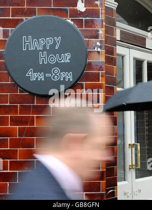 Chiama per vietare le promozioni sulle bevande "Happy Hour". Un bar londinese pubblicizza l'Happy Hour tra le 16:00 e le 20:00. Foto Stock