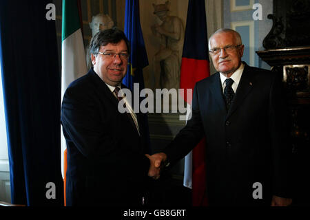 Taoiseach Brian Cowen (a sinistra) incontra il presidente della Repubblica Ceca Vaclav Klaus (a destra) a Iveagh House, Dublino. Foto Stock