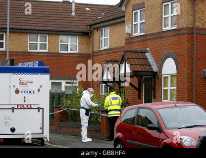 Un ufficiale di polizia sulla scena di Kilmington Drive nella zona di Cheetham Hill di Manchester, dove un bambino e un bambino sono stati trovati rubati a morte. Una donna di 21 anni è stata oggi sospettata di omicidio. Foto Stock