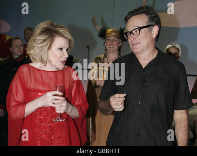 Attori E comici DEGLI STATI UNITI, Joan Rivers e Robin Williams, backstage al Wimbledon Theatre di Londra, dopo un'esibizione di beneficenza in aiuto dell'associazione di beneficenza Prince's Trust, uno dei numerosi eventi per celebrare il sessantesimo compleanno del Principe di Galles il 14 novembre. Foto Stock