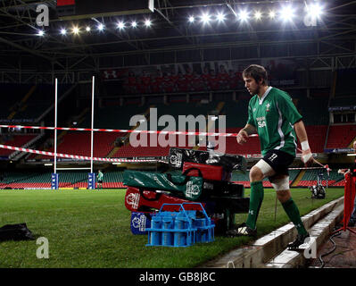 Rugby Union - Wales Training - Millennium Stadium. Ryan Jones del Galles entra in campo durante una sessione di allenamento al Millennium Stadium di Cardiff. Foto Stock