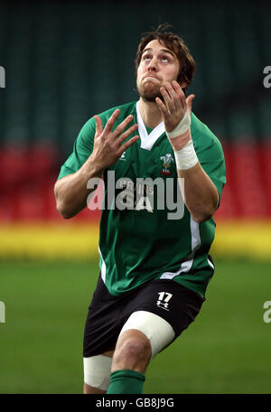 Wales' Ryan Jones durante una sessione di allenamento al Millennium Stadium di Cardiff. Foto Stock