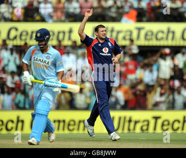 Cricket - secondo giorno Internazionale - India / Inghilterra - Nehru Stadium - Indore. Steve Harmison in Inghilterra celebra il bowling RP Singh dell'India durante il secondo One Day International al Nehru Stadium di Indore, India. Foto Stock