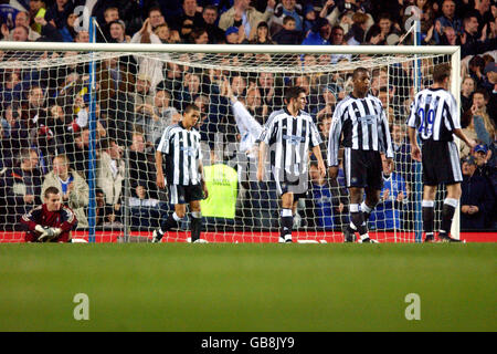 I giocatori di Newcastle United (da r-l) Shay Gived, Jermaine Jenas, Aaron Hughes, Titus Bramble e Lee Bowyer si sono espulsi dopo aver lasciato in un gol Foto Stock