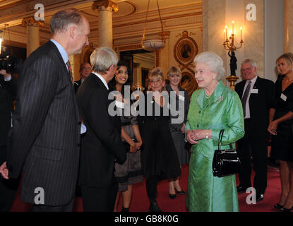 La regina Elisabetta II riceve i presentatori Blue Peter, da sinistra a destra: John Noakes, Konnie Huq, Lesley Judd e Diane-Louise Jordan, durante un ricevimento per celebrare il 50° compleanno del programma a Buckingham Palace, Londra. Foto Stock