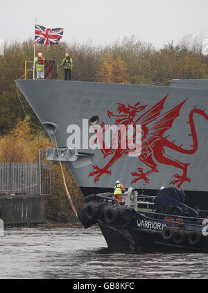 Dragon, il quarto dei cacciatorpediniere anti-guerra della Royal Navy della nuova classe Type 45, viene lanciato dal cantiere navale BVT Surface Fleet di Govan, Glasgow. Foto Stock