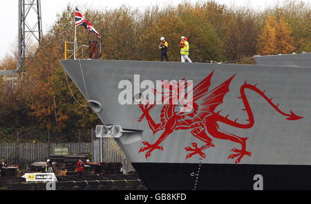 Dragon, il quarto dei cacciatorpediniere anti-guerra della Royal Navy della nuova classe Type 45, viene lanciato dal cantiere navale BVT Surface Fleet di Govan, Glasgow. Foto Stock