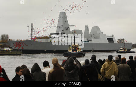 Dragon, il quarto dei cacciatorpediniere anti-guerra della Royal Navy della nuova classe Type 45, viene lanciato dal cantiere navale BVT Surface Fleet di Govan, Glasgow. Foto Stock