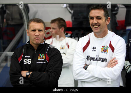 Direttore di Burnley Owen Coyle e assistente Sandy Stewart (a sinistra) Foto Stock