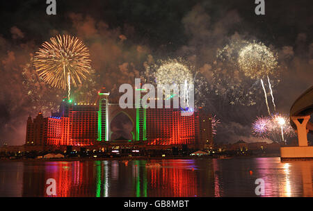 La più grande mostra di fuochi d'artificio al mondo si vede all'Atlantis Hotel durante la sua festa di lancio a Palm Jumeirah a Dubai. Foto Stock