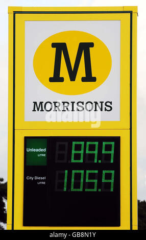 Un cartello del supermercato Morrisons che mostra benzina senza piombo a 89,9 p per litro e diesel a 105,9 p per litro a Scarborough. Foto Stock