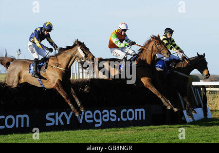 Cast Iron Casey guidato dal jockey Wilson Renwick (centro) continua a vincere davanti a Torkinking guidato dal jockey Michael McAlister (a destra) e Lease End guidato dal jockey Dougie Costello (a sinistra) nel WBX.com Beginners' Chase presso l'ippodromo di Sedgefield, Sedgefield. Foto Stock