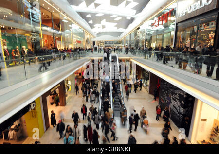 Una vista generale degli amanti dello shopping al Westfield Shopping Centre a White City, a ovest di Londra, il suo giorno di apertura. Foto Stock