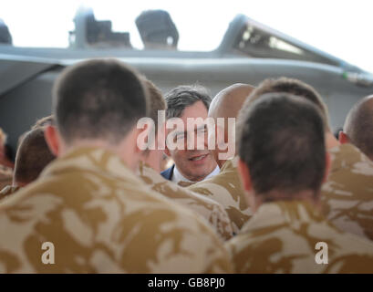 Il primo ministro Gordon Brown si rivolge alle forze britanniche alla base aerea di al Udeid in Qatar. Foto Stock