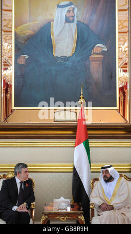 Il primo ministro britannico Gordon Brown (a sinistra) incontra il presidente degli Emirati Arabi Uniti Sheikh Khalifa bin Zayed al Nahyan al Palazzo al Bateen di Abu Dhabi, durante la sua visita di due giorni nella regione. Foto Stock