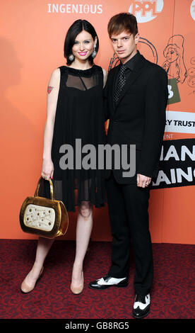 Sophie Ellis Bextor e il marito Richard Jones arrivano al Music Industry Trusts' Award 2008 al Grosvenor Hotel, Park Lane, nel centro di Londra. Foto Stock