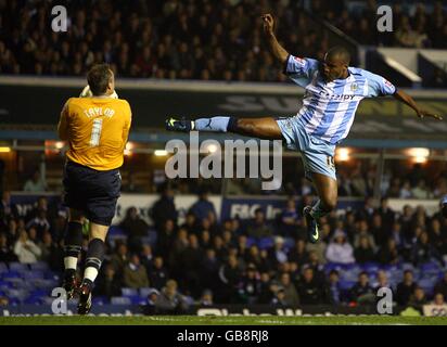 La Clinton Morrison di Coventry City sfida il portiere di Birmingham Maik Taylor per la sfera Foto Stock