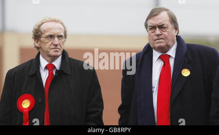 Il candidato alle elezioni by-eleggibile di Labor's Glenrothes Lindsay Roy (a sinistra) e la campagna di John Prescott al di fuori della Fife House, sede centrale del Fife Council. Foto Stock