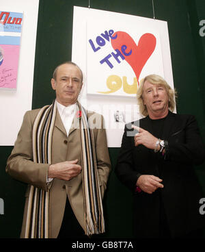 Francis Rossi (a sinistra) e Rick Parfitt di Status Quo alla pubblicazione del loro album 'Pictures:40 Years of Hits' con un'asta in aiuto del Prince's Trust, a Bonhams, New Bond Street, nel centro di Londra. Foto Stock