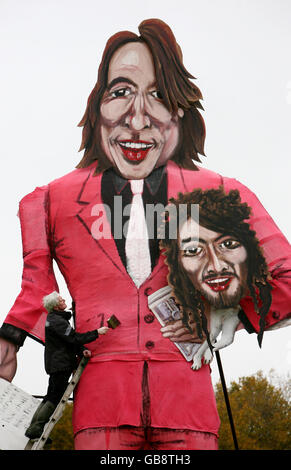 L'artista Frank Shepherd mette il tocco finale a un'effigie di Jonathan Ross e Russell Brand prima di una festa Bonfire Night a Edenbridge, Kent. Foto Stock