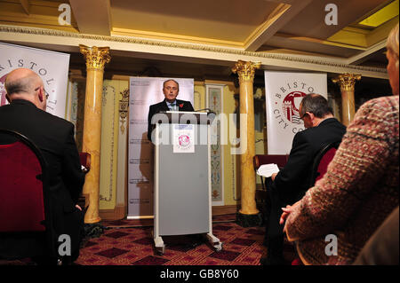 Paul Dacre, redattore capo della Daily Mail e presidente del Comitato del Codice degli Editori, parla alla conferenza della Società degli Editori a bordo della SS Gran Bretagna, Bristol. Foto Stock