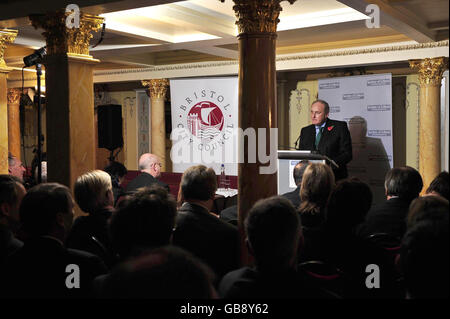 Paul Dacre, redattore capo della Daily Mail e presidente del Comitato del Codice degli Editori, parla alla conferenza della Società degli Editori a bordo della SS Gran Bretagna, Bristol. Foto Stock