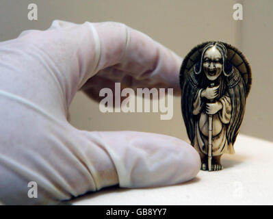 Il curatore del National Museum of Ireland Audrey Whitty si occupa del periodo Meiji Netsuke, che risale al 1868-1912, che fa parte della mostra Albert Bender, che si apre domani a Collins Barracks a Dublino. Foto Stock